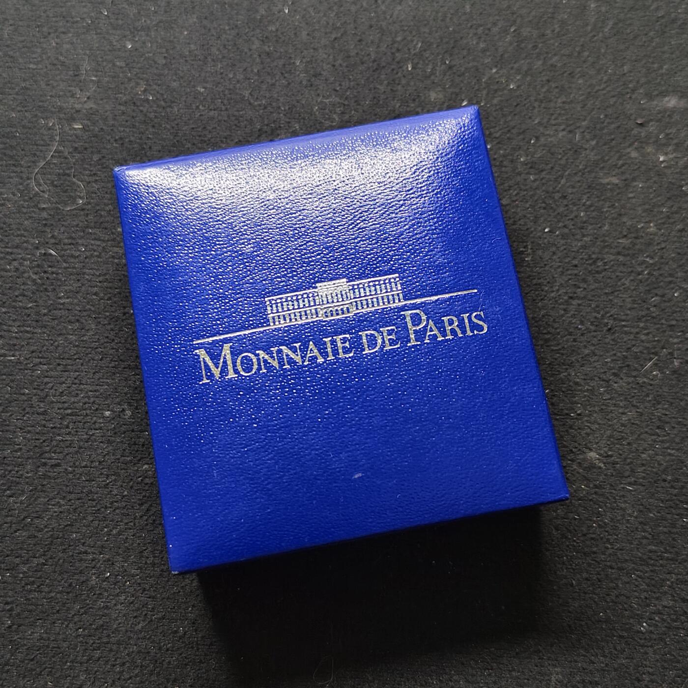 【全场包邮】纯粹捡漏拍479场（免费代拍第16场） 法国2003年1½欧元环法自行车赛100周年凯旋门（37毫米22.2克）精制纪念银币-盒证全