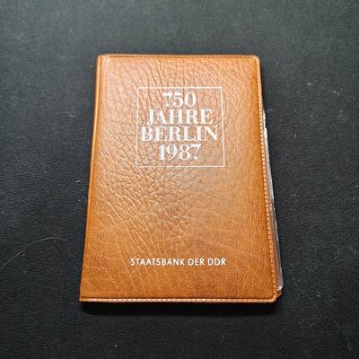 【全场包邮】纯粹捡漏拍479场（免费代拍第16场） - 民主德国1987年柏林建城750周年官方封装纪念套币-含4枚币1枚纪念章
