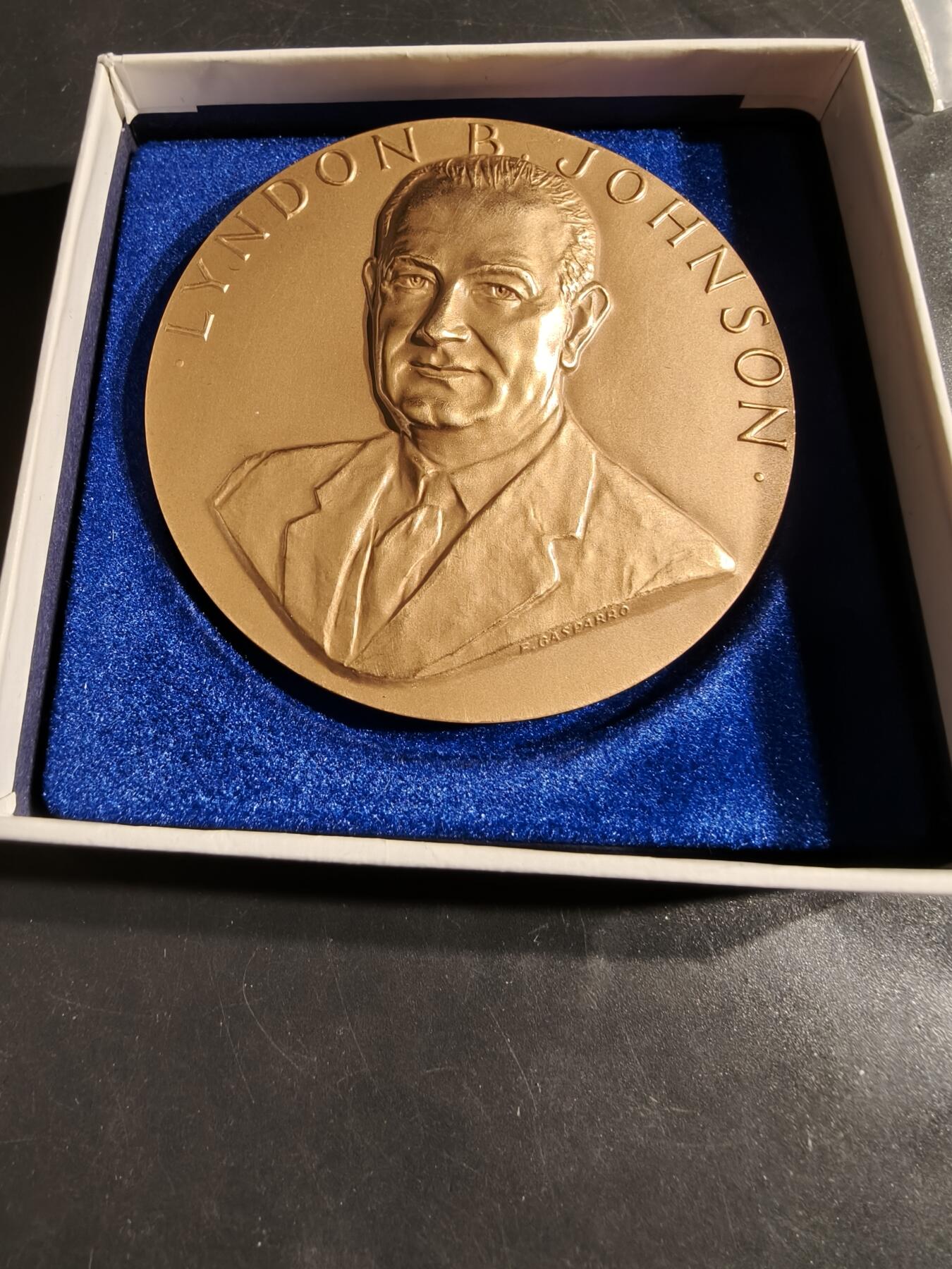 老王徽章第164期  美国铸币局林登约翰逊总统大铜章     原盒     直径76mm.    重量216g.     铜章上的文字引用了约翰逊总统就职演说的一部分：“在此之际，我在您和上帝面前所宣读的誓言，不仅是我个人的，更是我们共同的。我们是一个国家，一个民族……”。