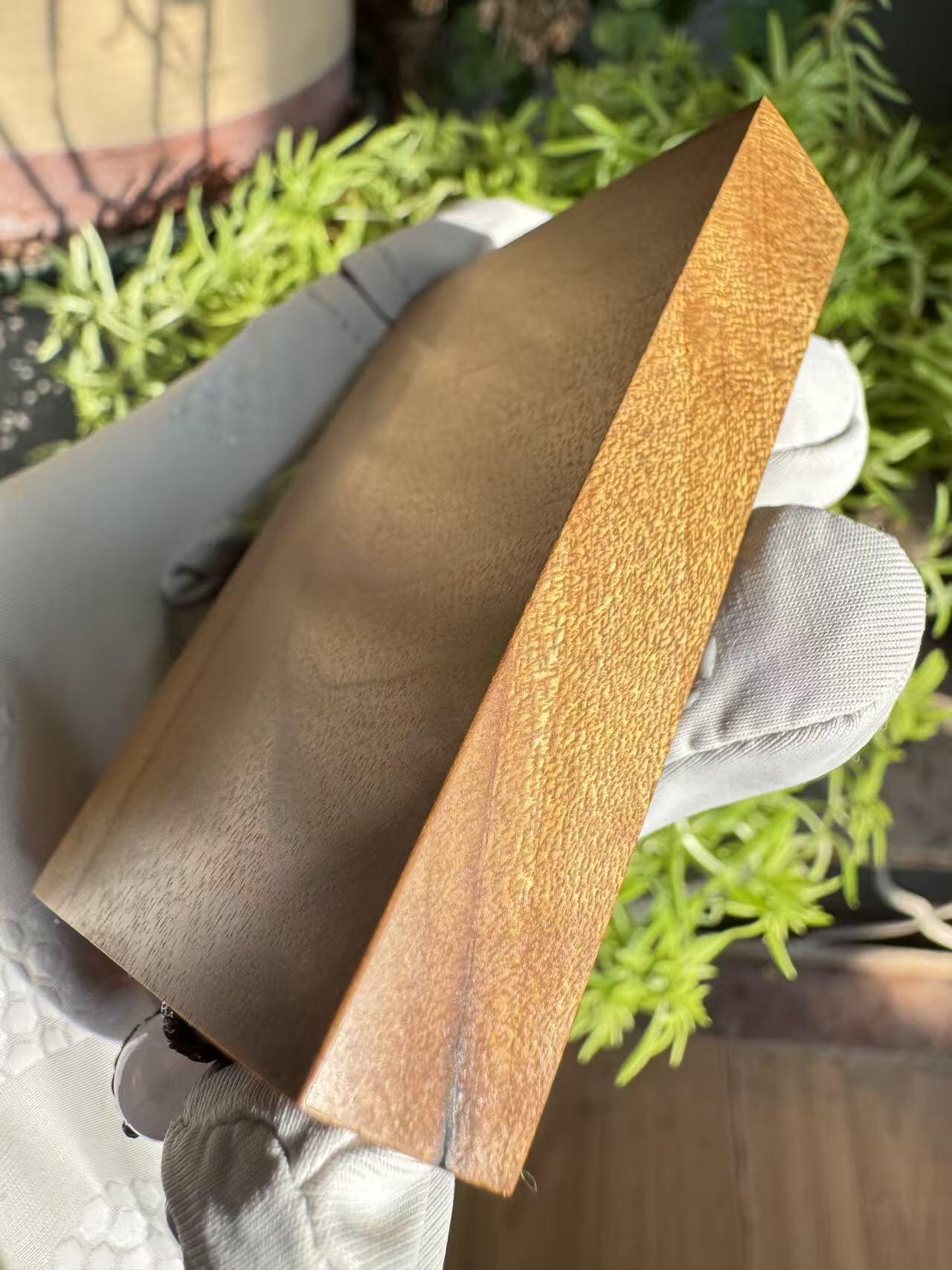 零元拍：H002 金丝楠牌子，香喷喷的小金砖，金光闪闪，71/47/13CM CM，牌子有一道碳化裂，不是贯穿裂，最后三张图片已展示，介意勿拍。