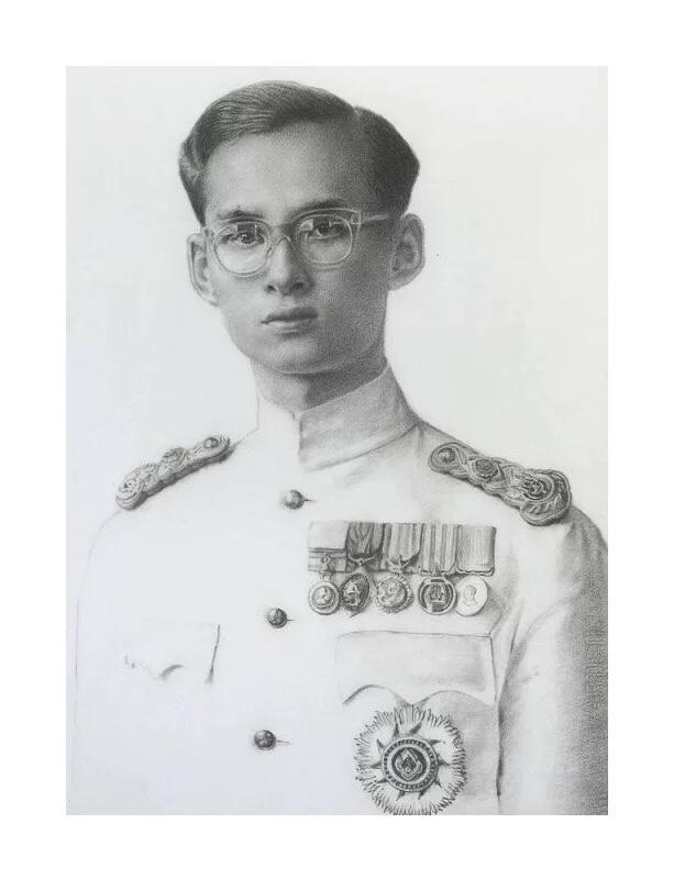 泰国国王普密蓬青年像 高浮雕精制镀金章 33MM