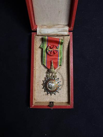 戎马世界章牌大赏第108期 - 泰国军官级白象勋章