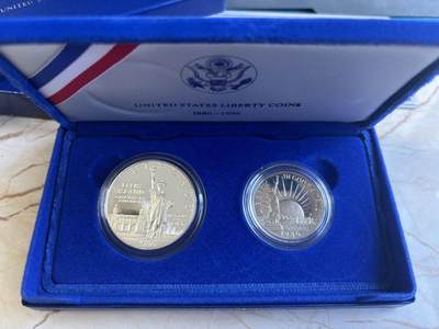 第182期拍卖 - 1986年美国双币套 自由女神纪念银币和铜镍币（1美元+半美元） 26.73克900银 盒证全