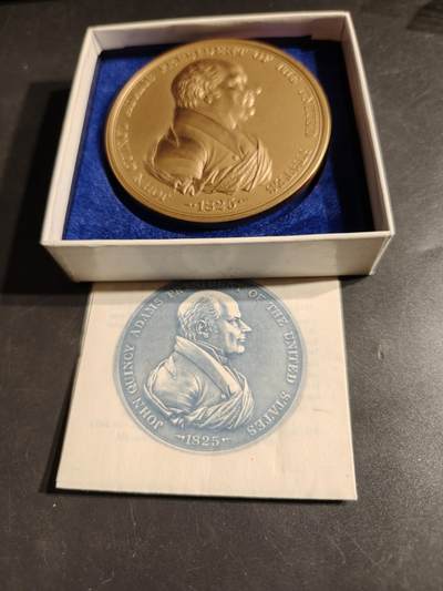 老王徽章第164期 - 美国铸币局约翰•昆西•亚当斯总统大铜章     原盒带证书     直径76mm.    重量210g.     1825年上任