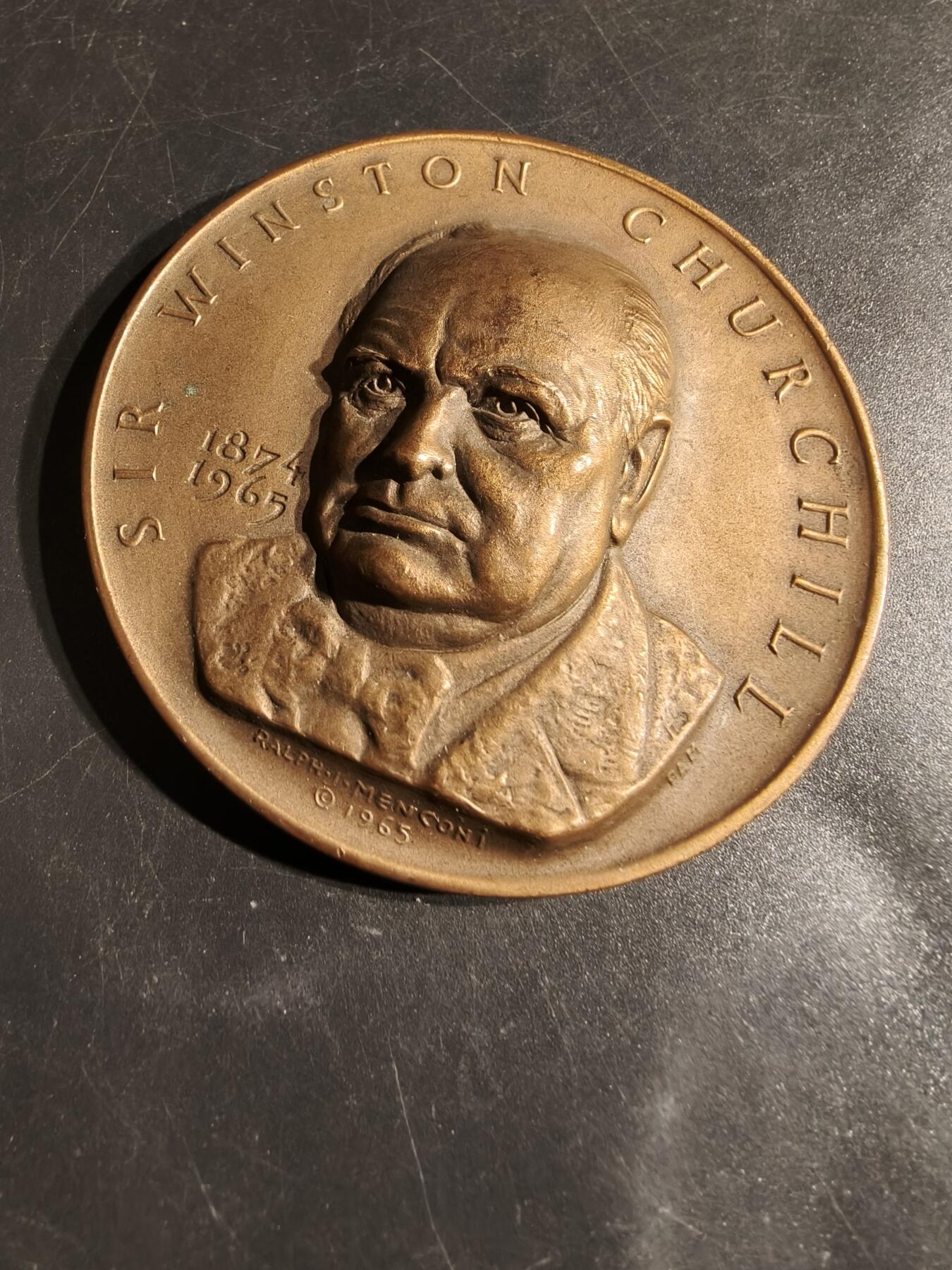 老王徽章第164期 美国温斯顿丘吉尔大铜章     高浮雕      背面为丘吉尔家族纹章与美国总统印     直径70mm.    重量171.9g