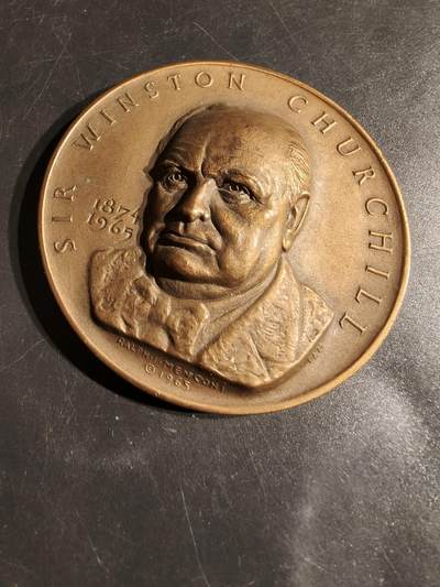 老王徽章第164期 - 美国温斯顿丘吉尔大铜章     高浮雕      背面为丘吉尔家族纹章与美国总统印     直径70mm.    重量171.9g