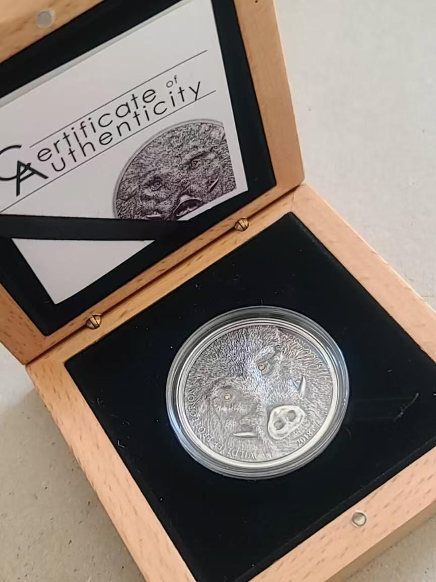 ❤️【币观天下】❤️ 第331期钱币拍卖- 2025.11.21周五晚上6点半场-长期征集拍品 蒙古2018年野猪仿古水晶镶嵌1盎司银币带证书包装