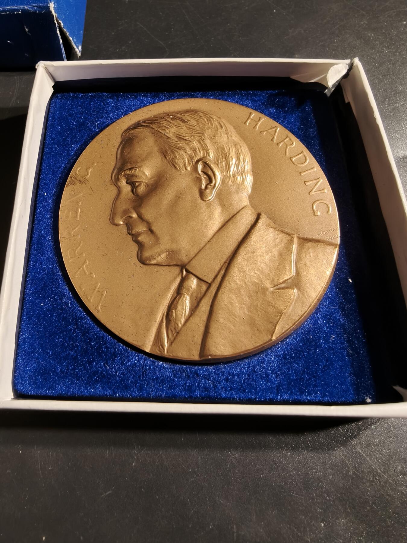 老王徽章第164期 美国铸币局总统沃伦•哈定大铜章       原盒      直径76mm.    重量224.9g.     哈丁于1921年3月4日就任美国总统。  他于1923年8月2日去世，在任期结束前逝世。  哈丁是第一位乘汽车参加就职典礼的总统。  他以“回归常态”（Return to Normalcy）为竞选口号赢得选举。 