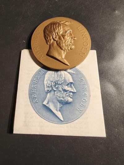 老王徽章第164期 -  美国铸币局亚伯拉罕•林肯总统诞辰百年大铜章     原盒带证书     直径60mm.    重量116g.      铜章上刻有林肯第二次就职演说中的名言：“对任何人不怀恶意，对所有人满怀仁慈”