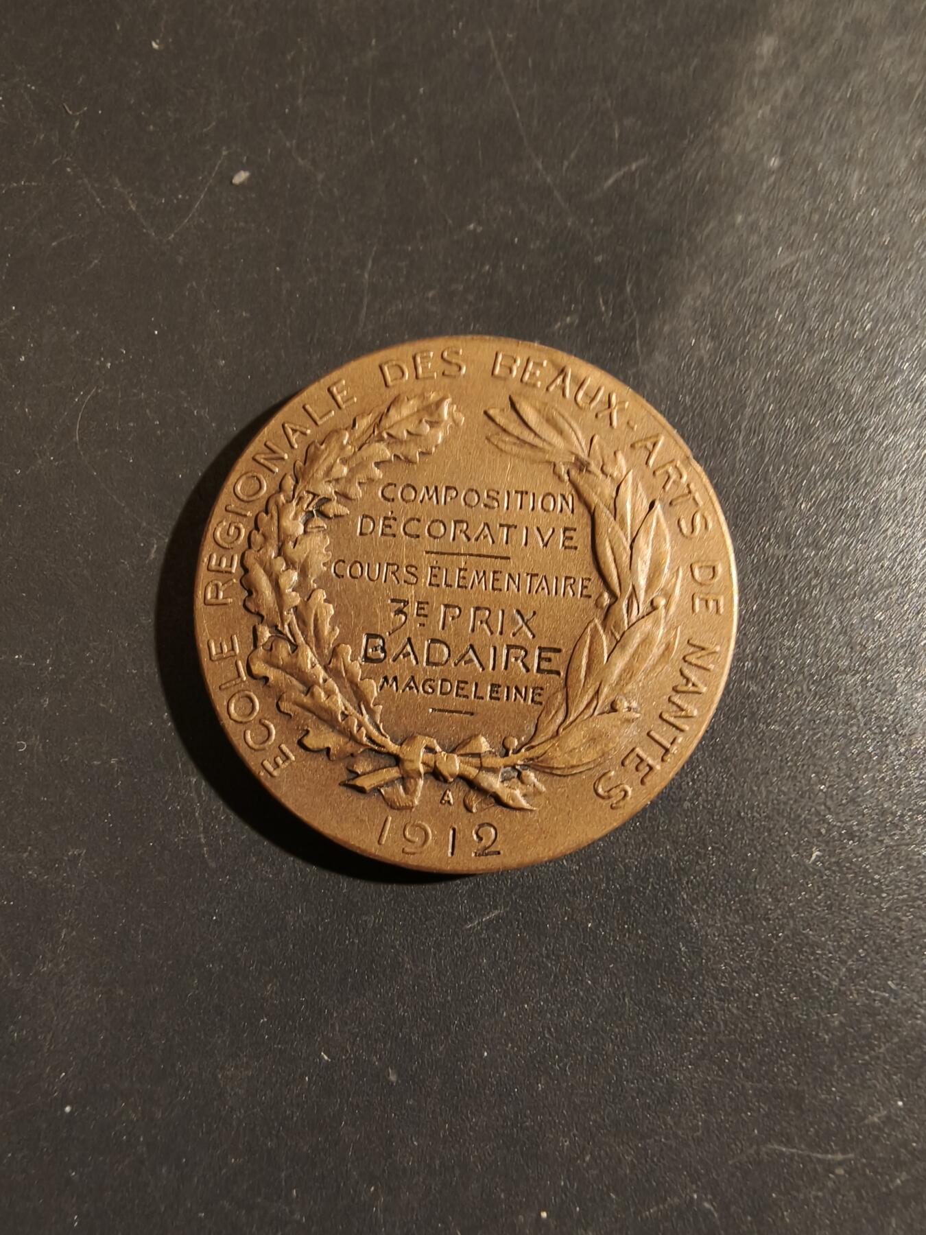 老王徽章第164期  法国南特地区美术学院大铜章     1912年     直径32mm.    重量15.9g