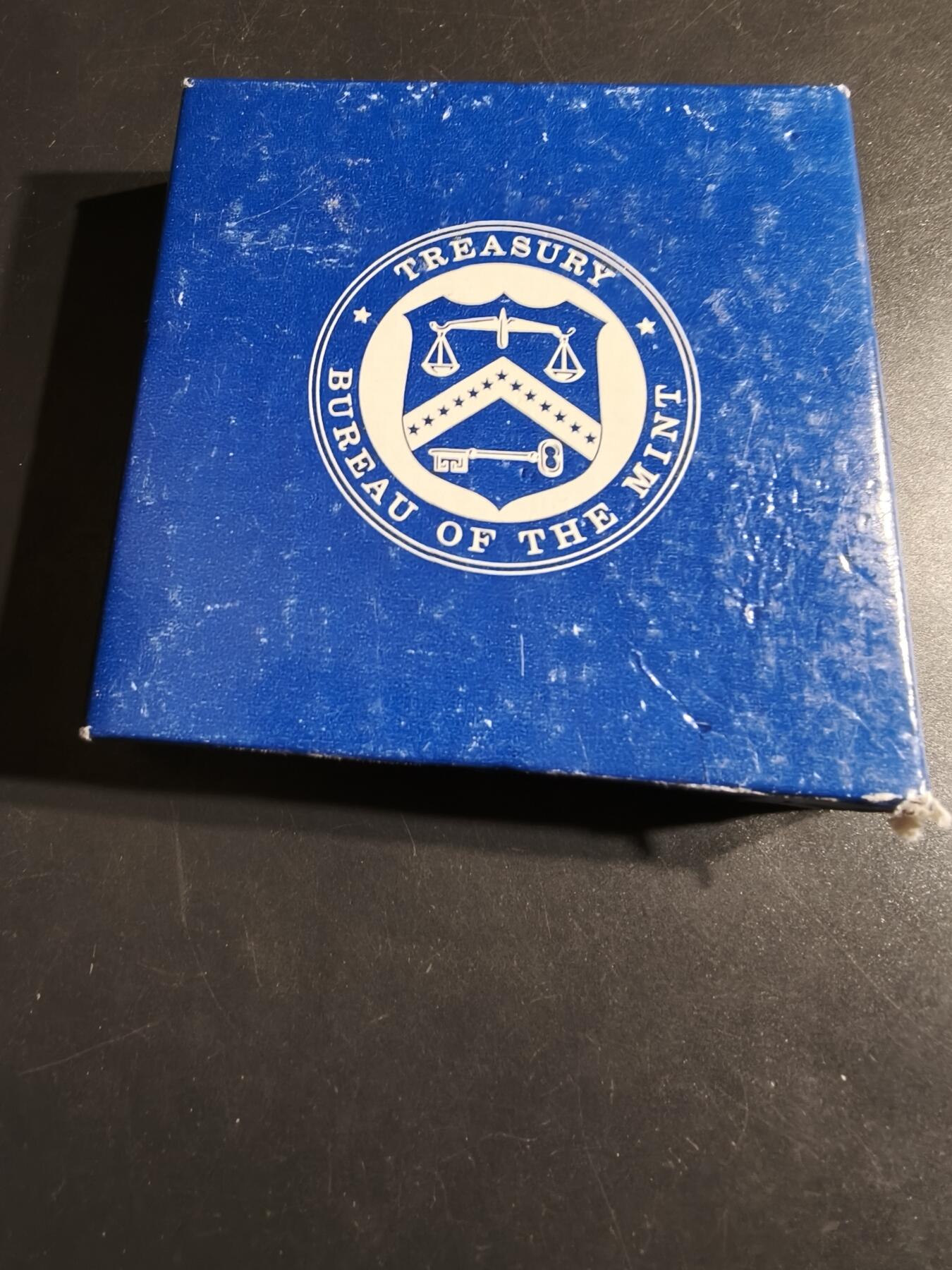 老王徽章第164期  美国铸币局卡尔文·柯立芝总统大铜章     原盒带证书     直径76mm.    重量227g.    柯立芝是美国第30任总统。  