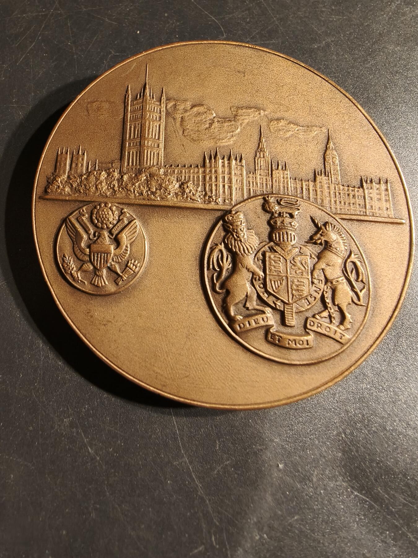 老王徽章第164期 美国温斯顿丘吉尔大铜章     高浮雕      背面为丘吉尔家族纹章与美国总统印     直径70mm.    重量171.9g