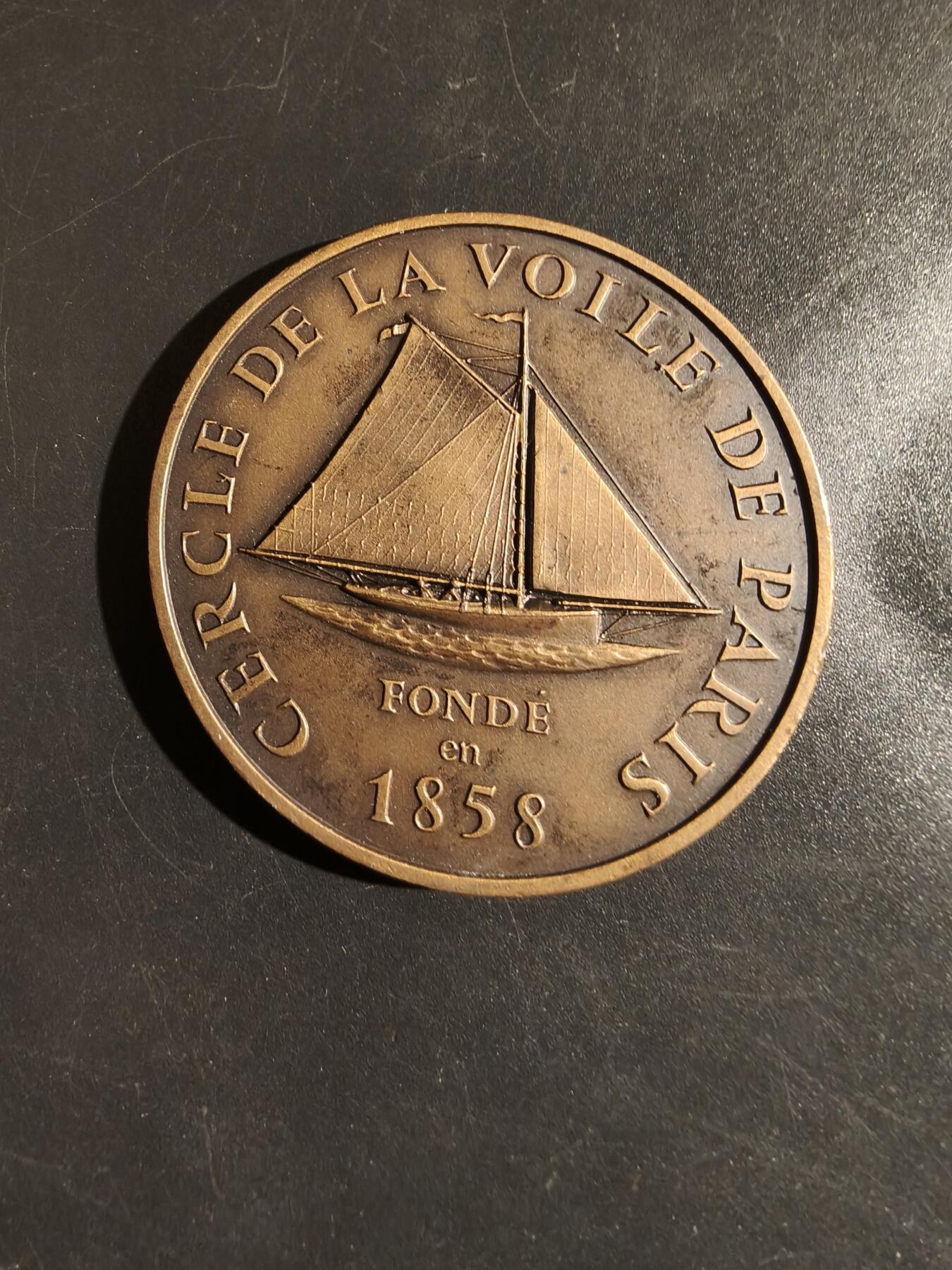 老王徽章第164期  法国巴黎帆船俱乐部大铜章     直径50mm.    重量46.2g