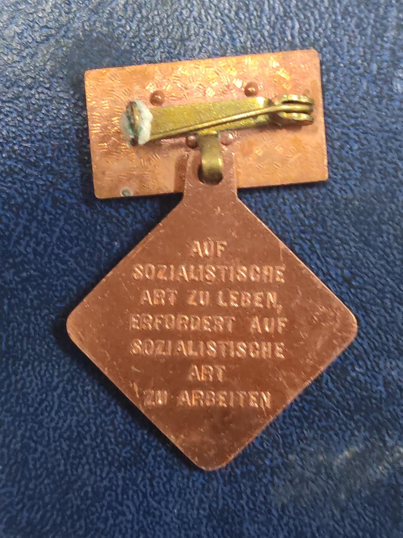 荷兰第129期勋赏拍卖 民主德国个人劳动积极分子奖章