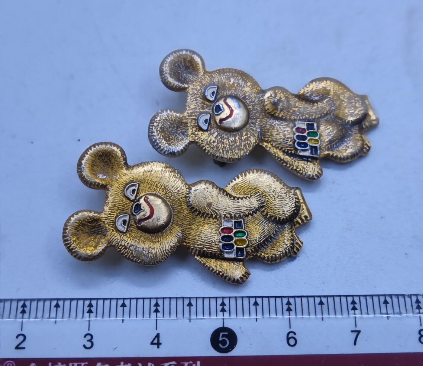 红色经典收藏拍卖专场第32期 莫斯科奥运会吉祥物 小熊米莎一对 合金材质