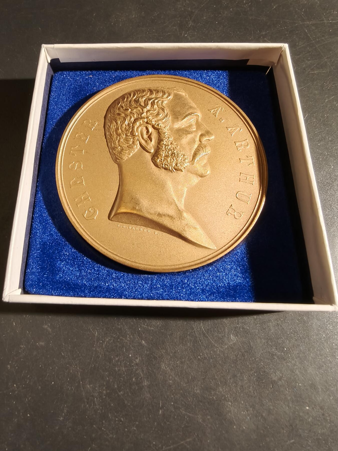 老王徽章第164期  美国铸币局切斯特·A·阿瑟总统（1881-1885）大铜章      原盒     直径76mm.    重量218.6g