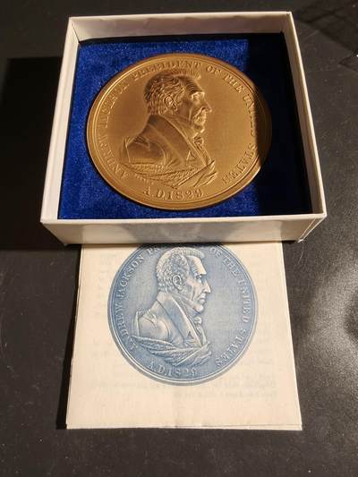 老王徽章第164期 -  美国铸币局安德鲁•杰克逊总统大铜章  原盒带证书  直径76mm. 重量223.1g.      安德鲁·杰克逊是美国第7任总统，也是1812年第二次英美战争中美国杰出军事统帅之一，杰克逊总统任期内签署了《印第安人迁移法案》，导致了数万名美洲原住民的迁移。 