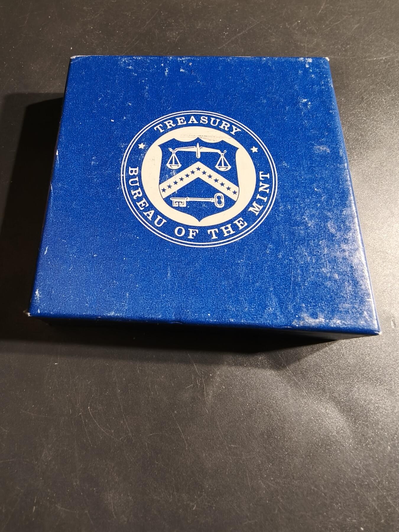 老王徽章第164期 美国铸币局詹姆斯•布坎南总统大铜章     原盒带证书     直径76mm.    重量216g.    背面为美国-印第安和平象征 