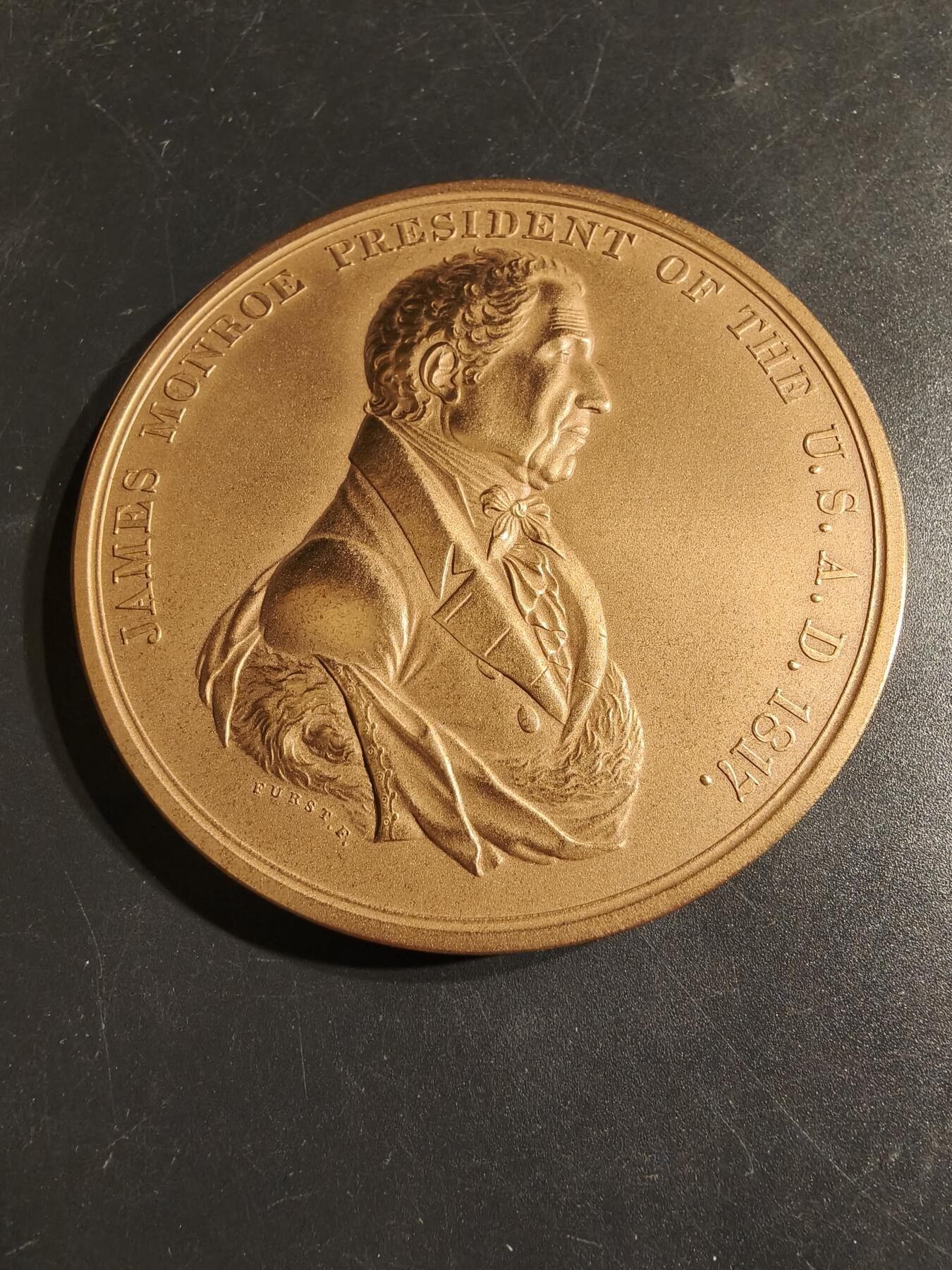 老王徽章第164期 美国铸币局詹姆斯•门罗总统大铜章     带原盒证书     直径76mm.    重量221.2g.     门罗是美国第五任总统，任期为1817年至1825年。 他最著名的成就是提出了“门罗主义”，旨在防止欧洲列强干涉美洲事务。  他的总统任期被称为“美好时代”。  