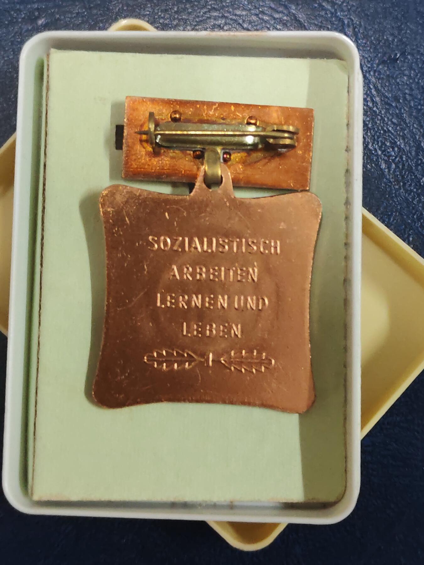 荷兰第129期勋赏拍卖 民主德国集体劳动模范奖章