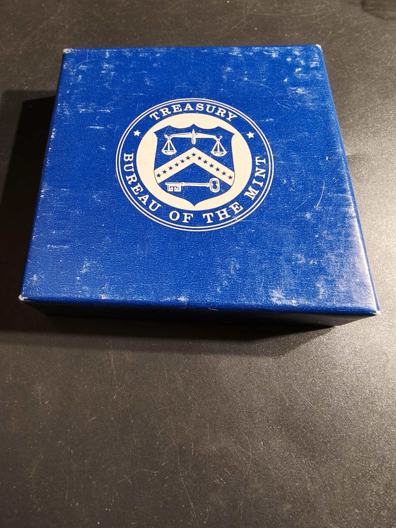 老王徽章第164期 美国铸币局詹姆斯•门罗总统大铜章     带原盒证书     直径76mm.    重量221.2g.     门罗是美国第五任总统，任期为1817年至1825年。 他最著名的成就是提出了“门罗主义”，旨在防止欧洲列强干涉美洲事务。  他的总统任期被称为“美好时代”。  