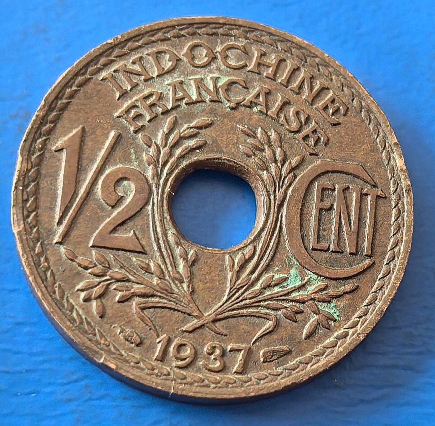 外国优质老铜币银币，周六九点倒数截拍，满百包邮，可寄存半年，喜欢朋友微信扫描二维码可直接参拍 法属印支1937年半分