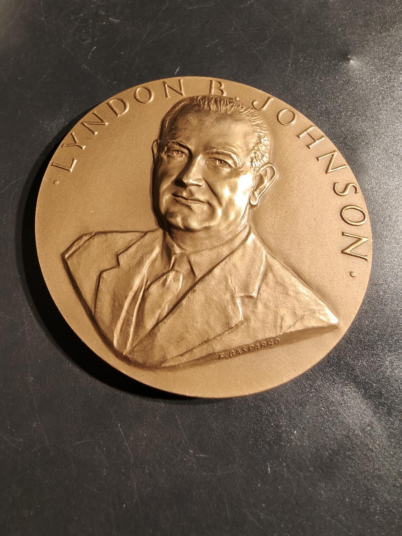 老王徽章第164期  美国铸币局林登约翰逊总统大铜章     原盒     直径76mm.    重量216g.     铜章上的文字引用了约翰逊总统就职演说的一部分：“在此之际，我在您和上帝面前所宣读的誓言，不仅是我个人的，更是我们共同的。我们是一个国家，一个民族……”。