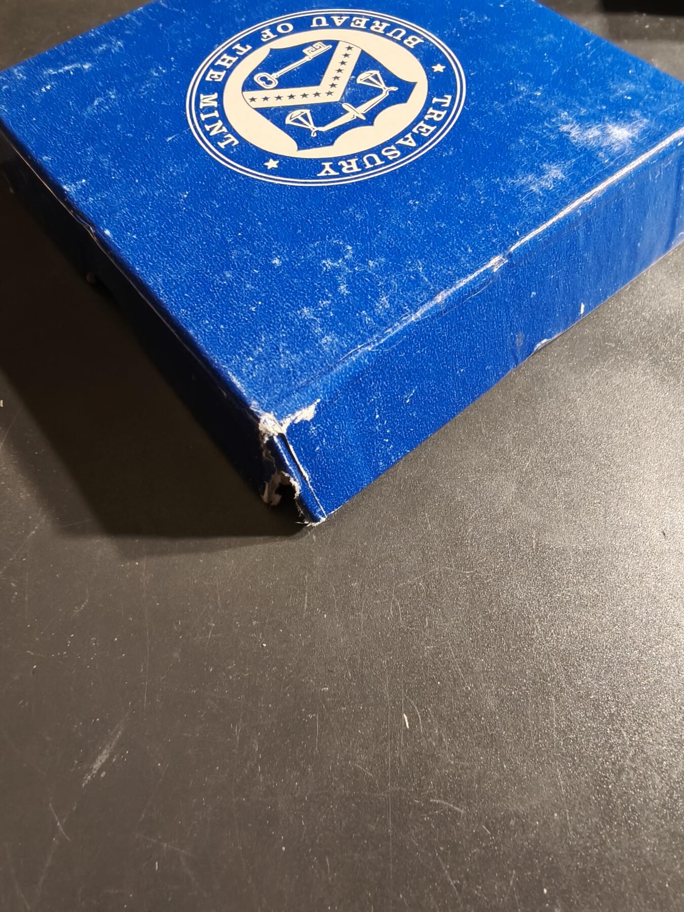 老王徽章第164期  美国铸币局约翰•泰勒总统大铜章     原盒带证书     直径76mm.    重量216g.    约翰•泰勒是美国第十任总统，1841年标志着泰勒的总统任期开始. 