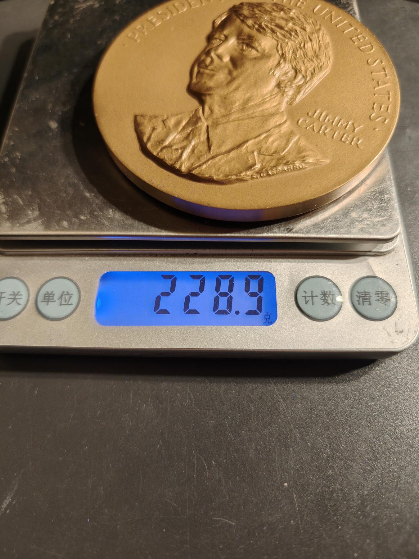 老王徽章第164期 美国铸币局吉米卡特总统大铜章    原盒      背部刻有引言：“美国梦永存……我们必须再次对我们的国家充满信心……”       直径76mm.     重量228.9g