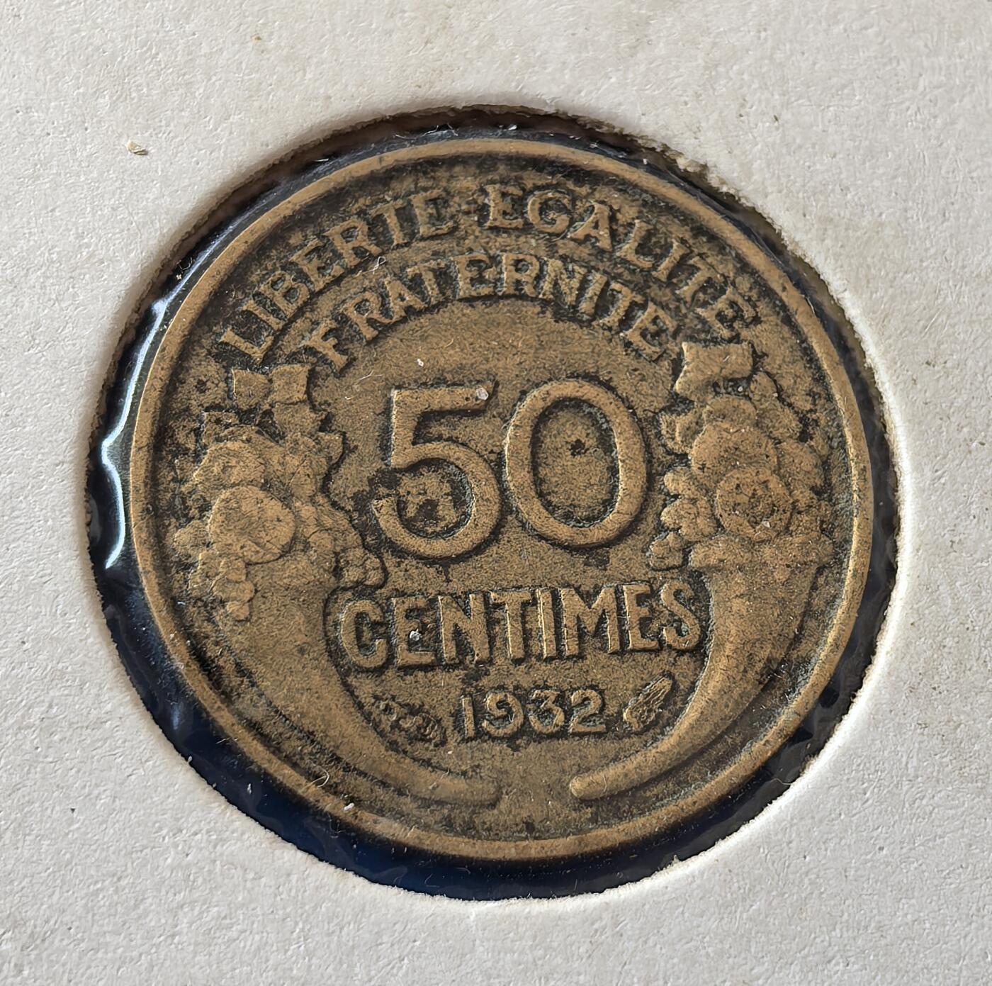外国优质老铜币银币，周六九点倒数截拍，满百包邮，可寄存半年，喜欢朋友微信扫描二维码可直接参拍 欧洲老藏家纸夹-法国1932年丰锐角版50分铜币