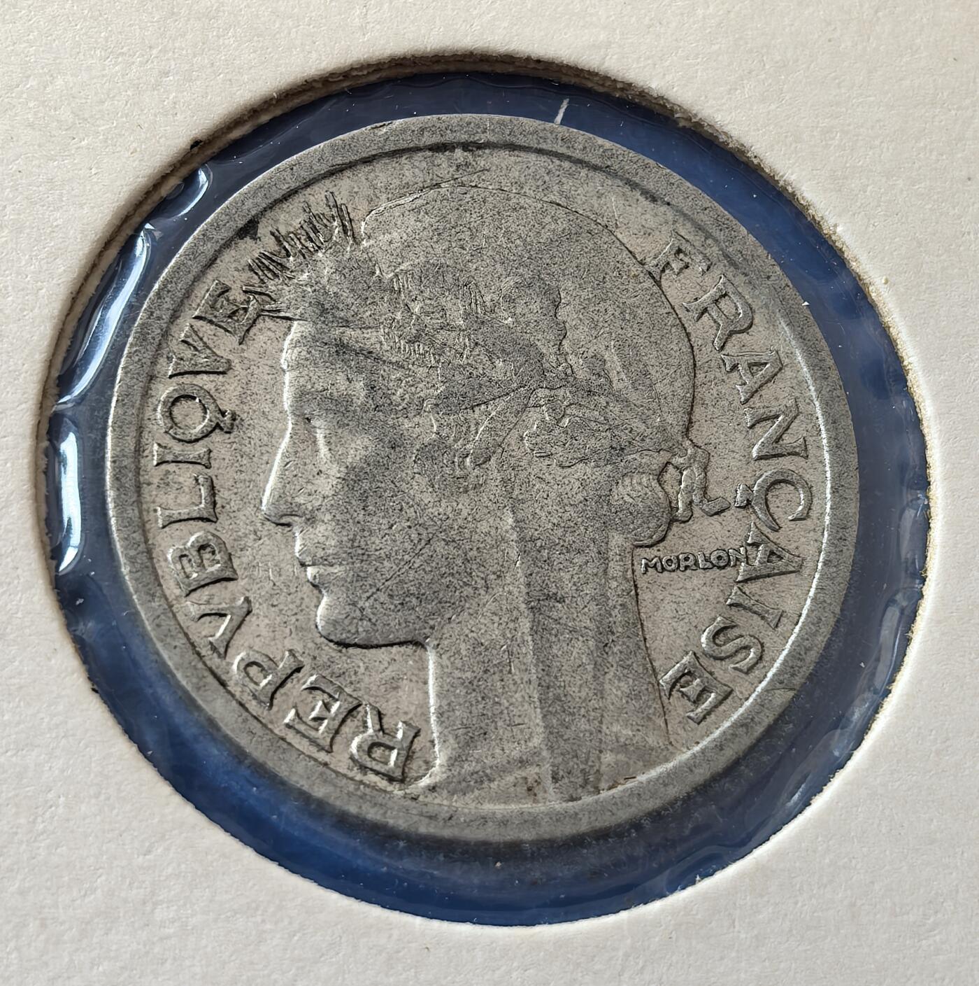 外国优质老铜币银币，周六九点倒数截拍，满百包邮，可寄存半年，喜欢朋友微信扫描二维码可直接参拍 欧洲老藏家纸夹-法国1947年丰锐角版1法郎铝币