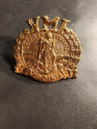 老王徽章第164期 - 美国弗吉尼亚军事学院大檐帽帽徽      美国著名军事学院，也是孙立人将军的母校 