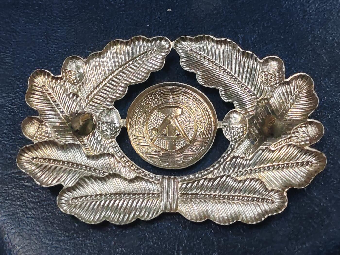 荷兰第129期勋赏拍卖 民主德国军官帽徽