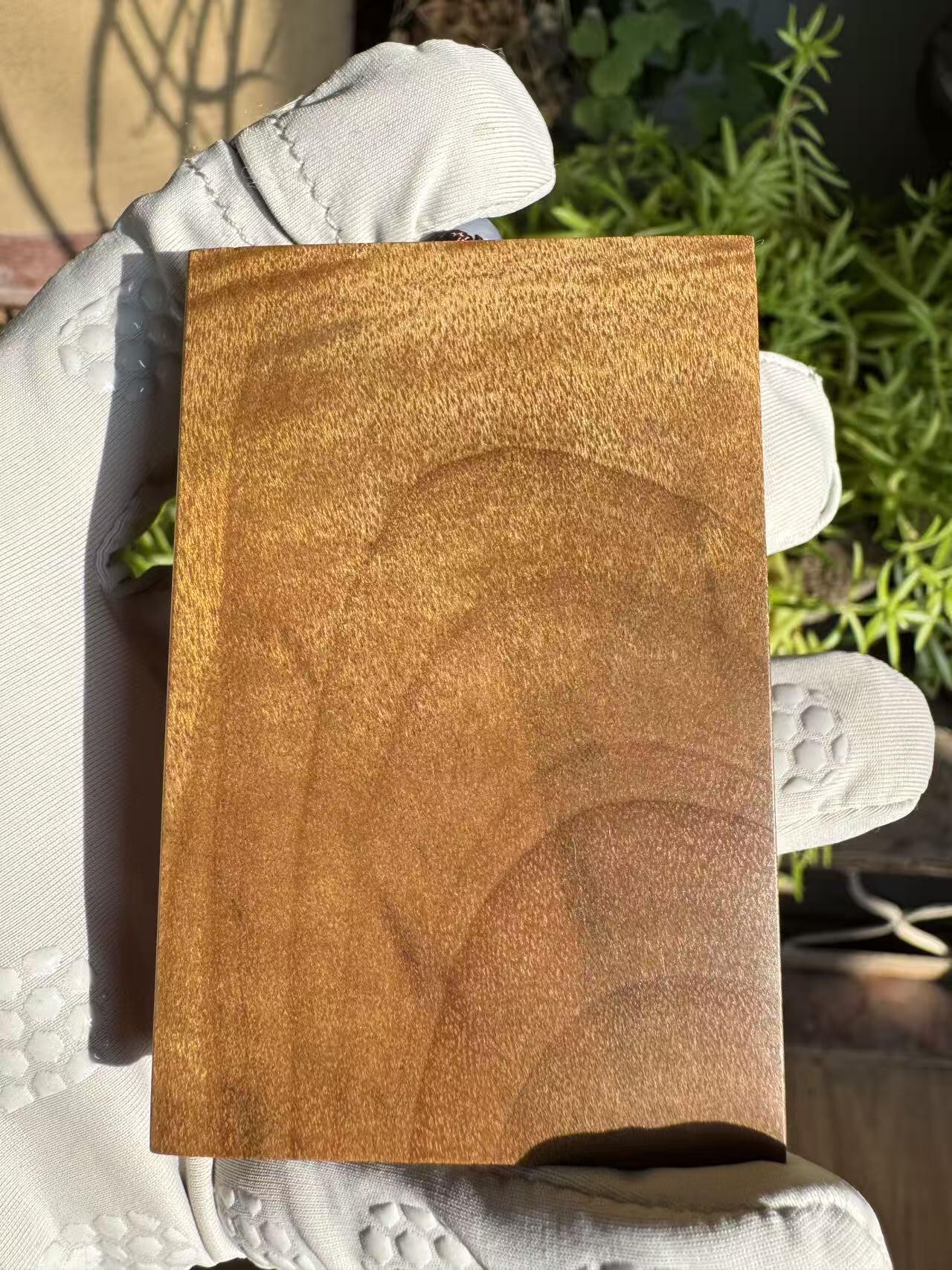 零元拍：H002 金丝楠牌子，香喷喷的小金砖，金光闪闪，71/47/13CM CM，牌子有一道碳化裂，不是贯穿裂，最后三张图片已展示，介意勿拍。