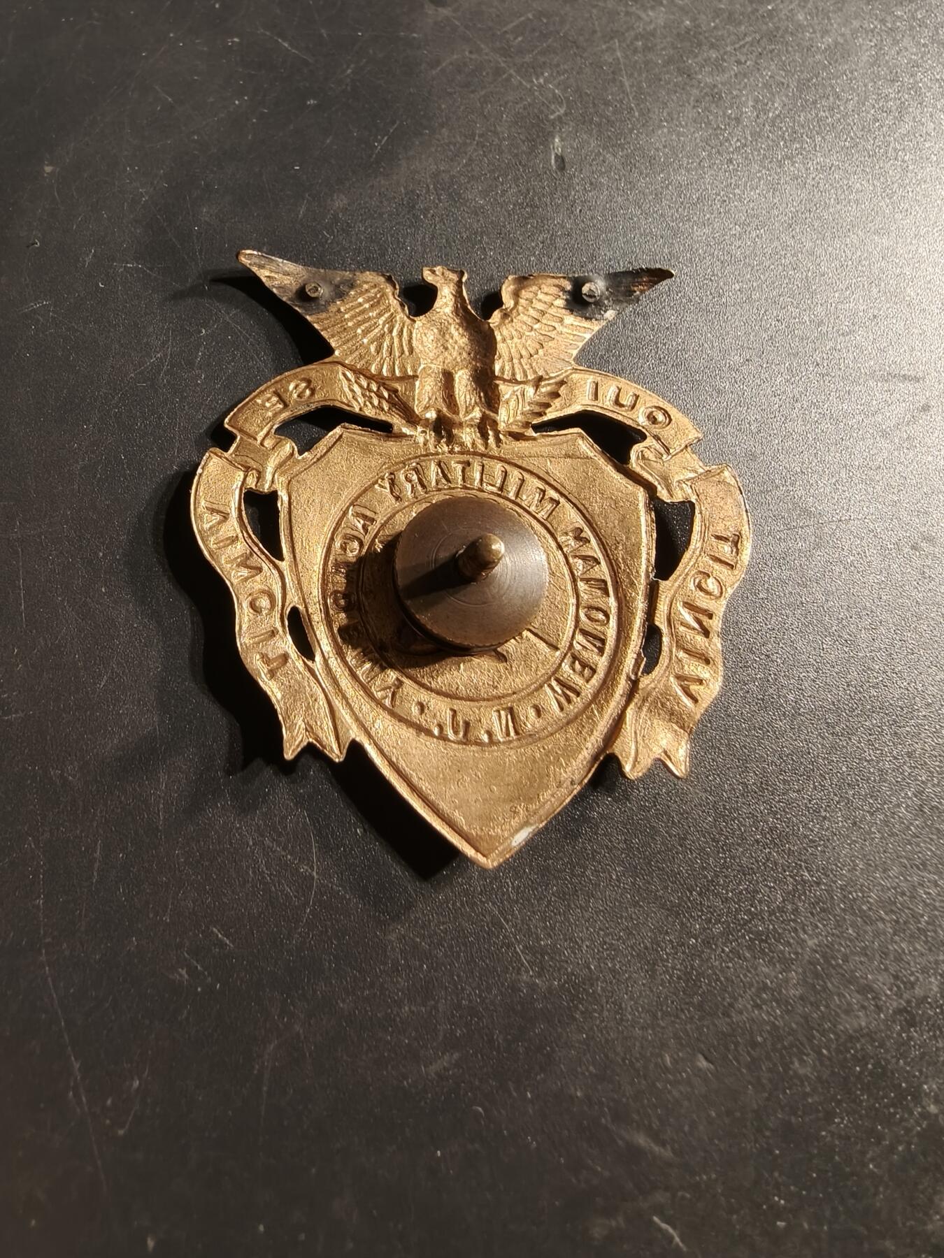 老王徽章第164期  美国威诺纳军事学院大檐帽帽徽     该校运营时间为 1902 年至 1935 年