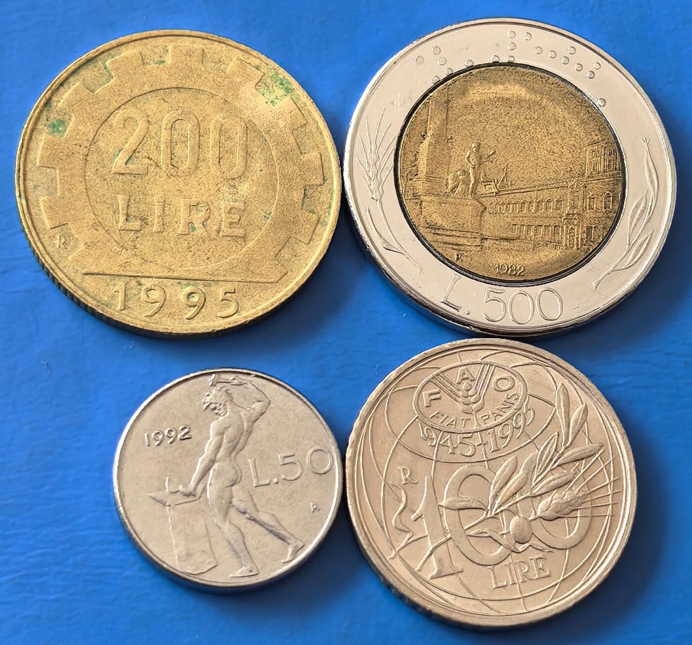外国优质老铜币银币，周六九点倒数截拍，满百包邮，可寄存半年，喜欢朋友微信扫描二维码可直接参拍 意大利4枚含一枚FAO币