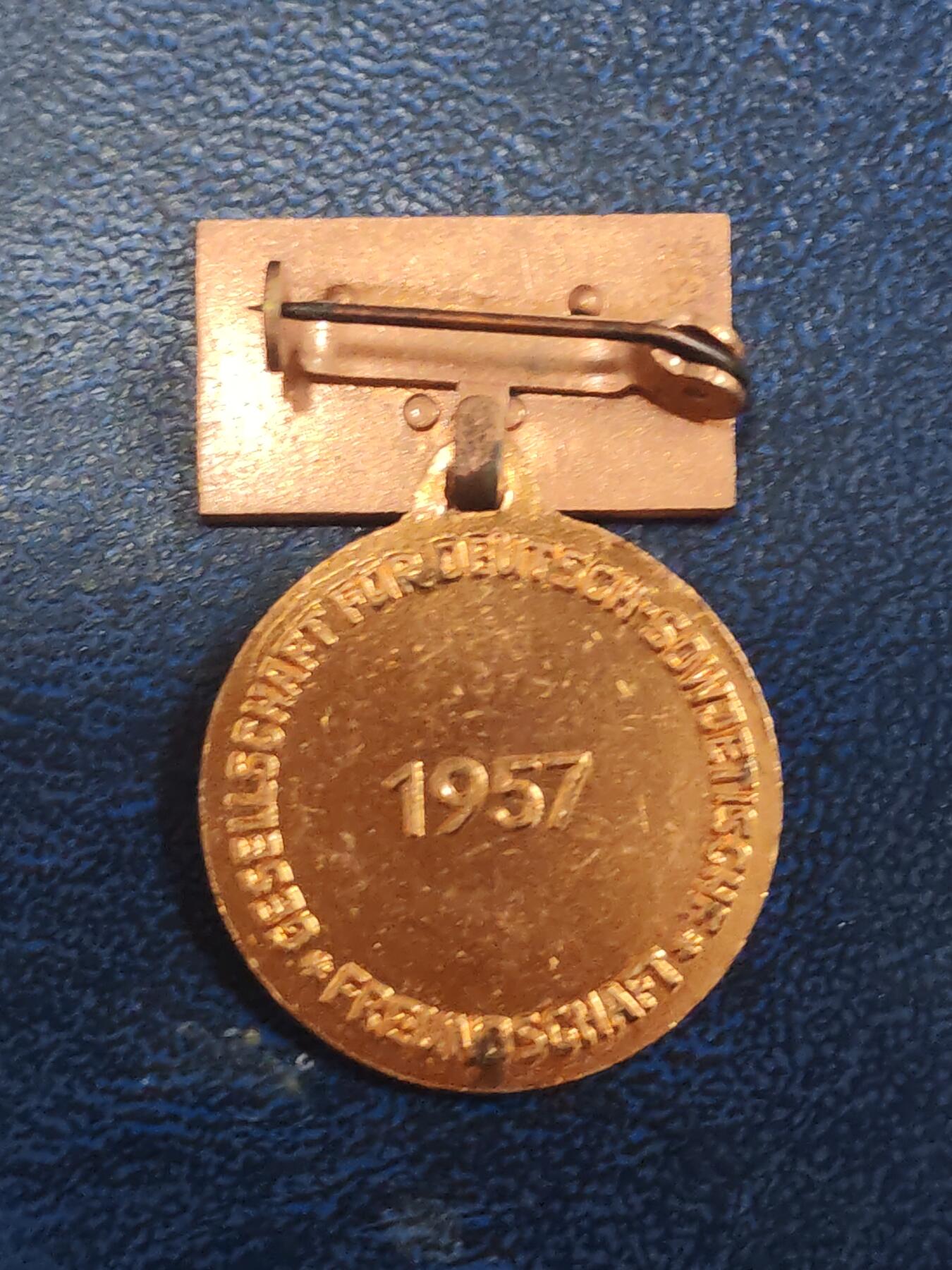 荷兰第129期勋赏拍卖 民主德国铜级苏德友好协会证章