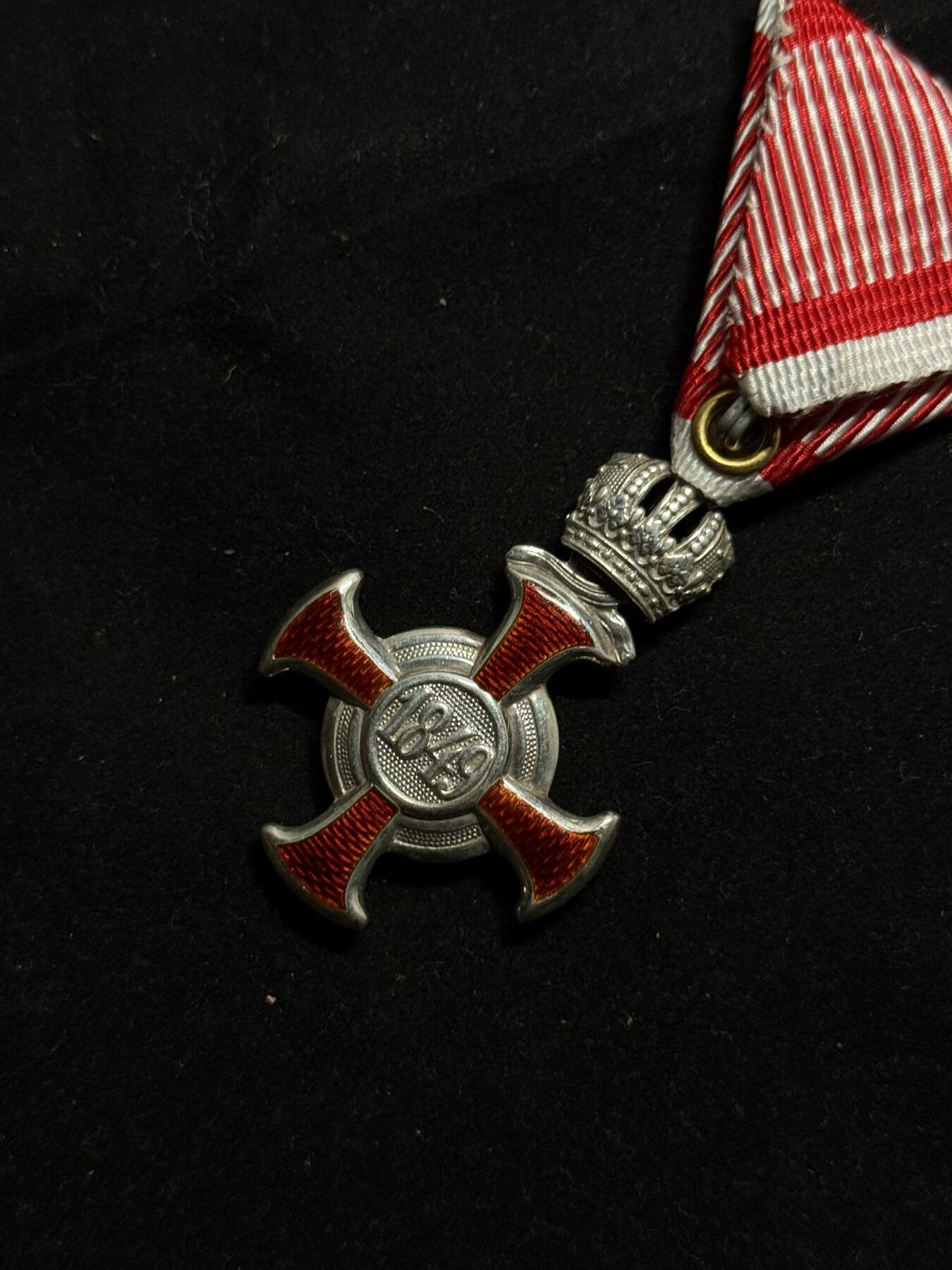 戎马世界章牌大赏第108期 奥匈帝国功勋十字勋章，银制，连接处有修，章体清洗，上挂后配
