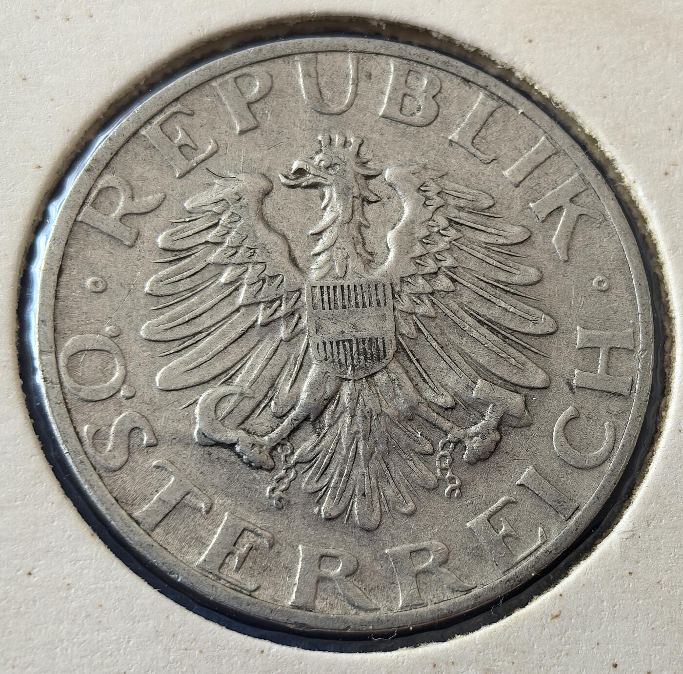 外国优质老铜币银币，周六九点倒数截拍，满百包邮，可寄存半年，喜欢朋友微信扫描二维码可直接参拍 欧洲老藏家纸夹-奥地利1946年葡萄2先令