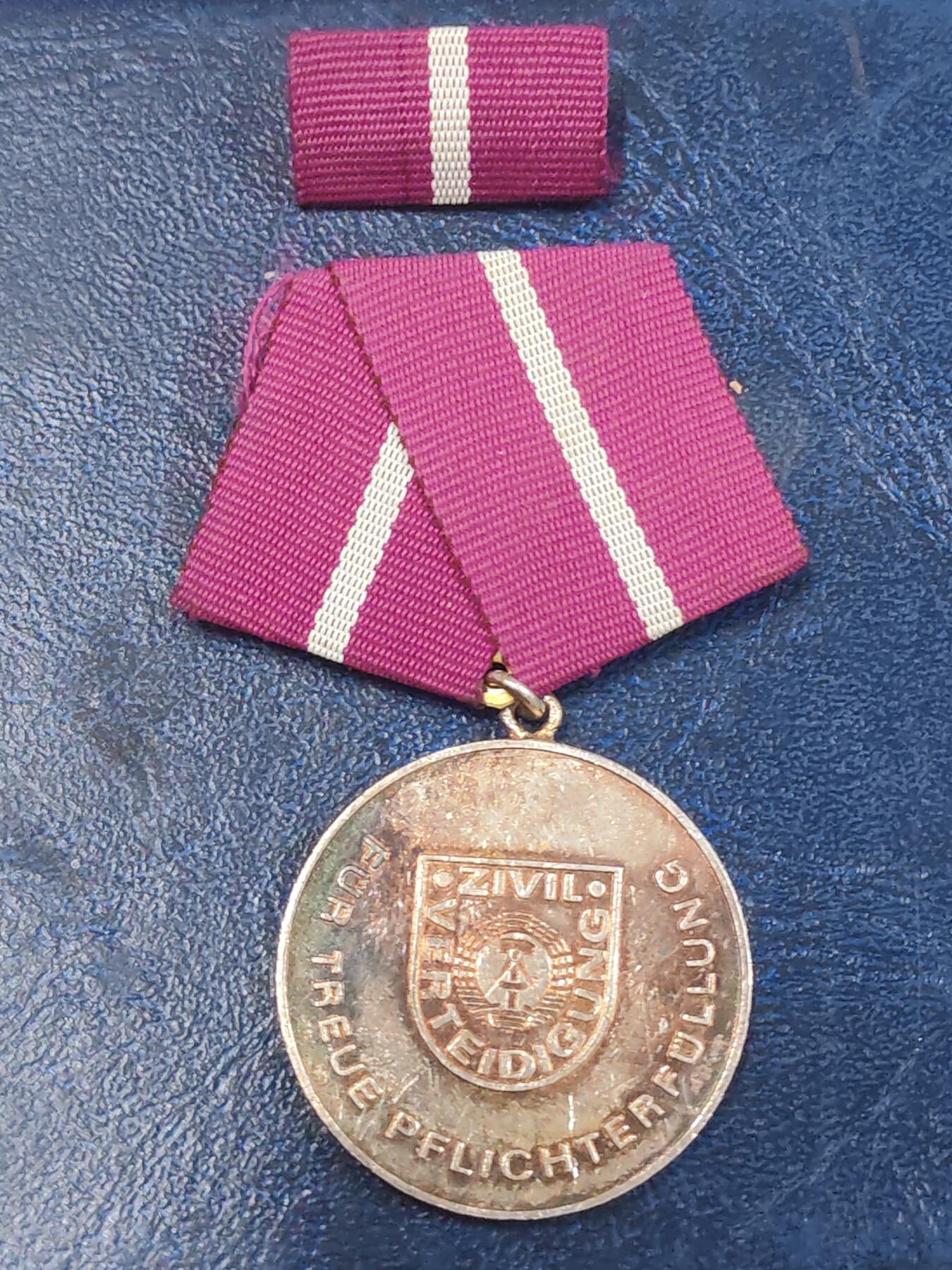 荷兰第129期勋赏拍卖 民主德国银级民防忠诚服务奖章带略