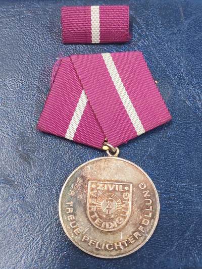 荷兰第129期勋赏拍卖 - 民主德国银级民防忠诚服务奖章带略