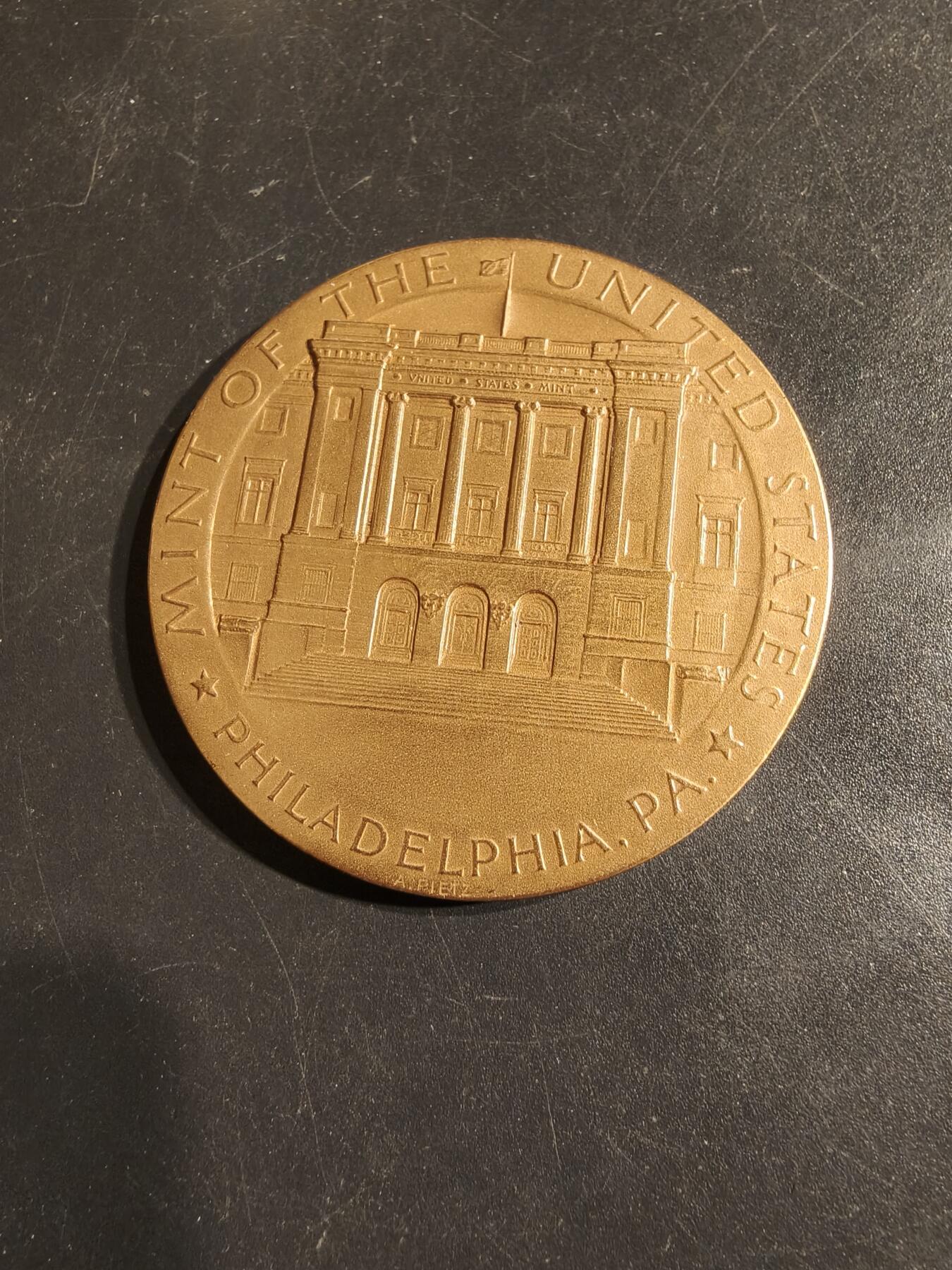 老王徽章第164期  美国国父乔治华盛顿诞辰200周年大铜章     正面为华盛顿的维农山庄      直径50mm.    重量60.8g