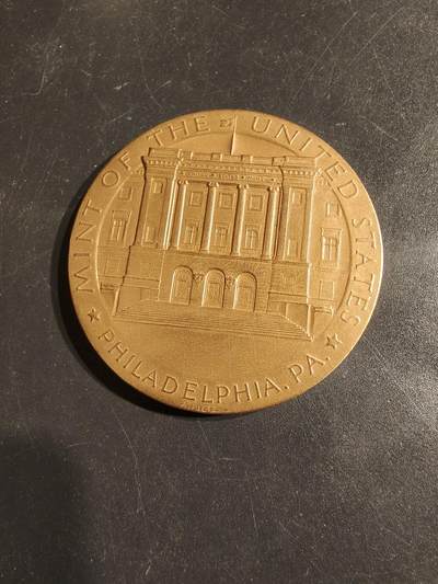 老王徽章第164期 -  美国国父乔治华盛顿诞辰200周年大铜章     正面为华盛顿的维农山庄      直径50mm.    重量60.8g