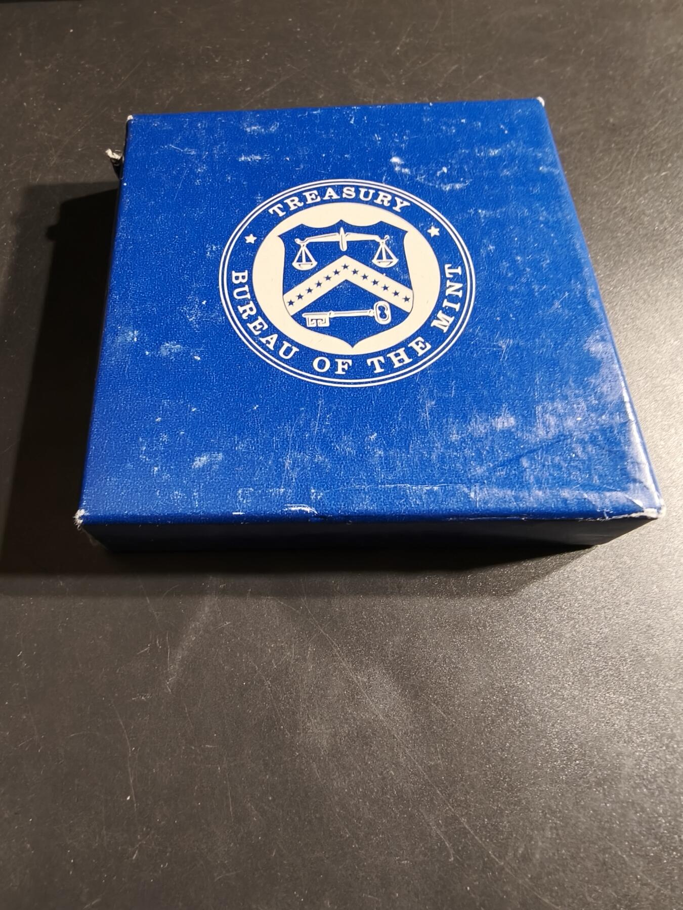 老王徽章第164期 美国铸币局富兰克林•罗斯福总统大铜章      原盒带     直径76mm.    重量226.9g.    