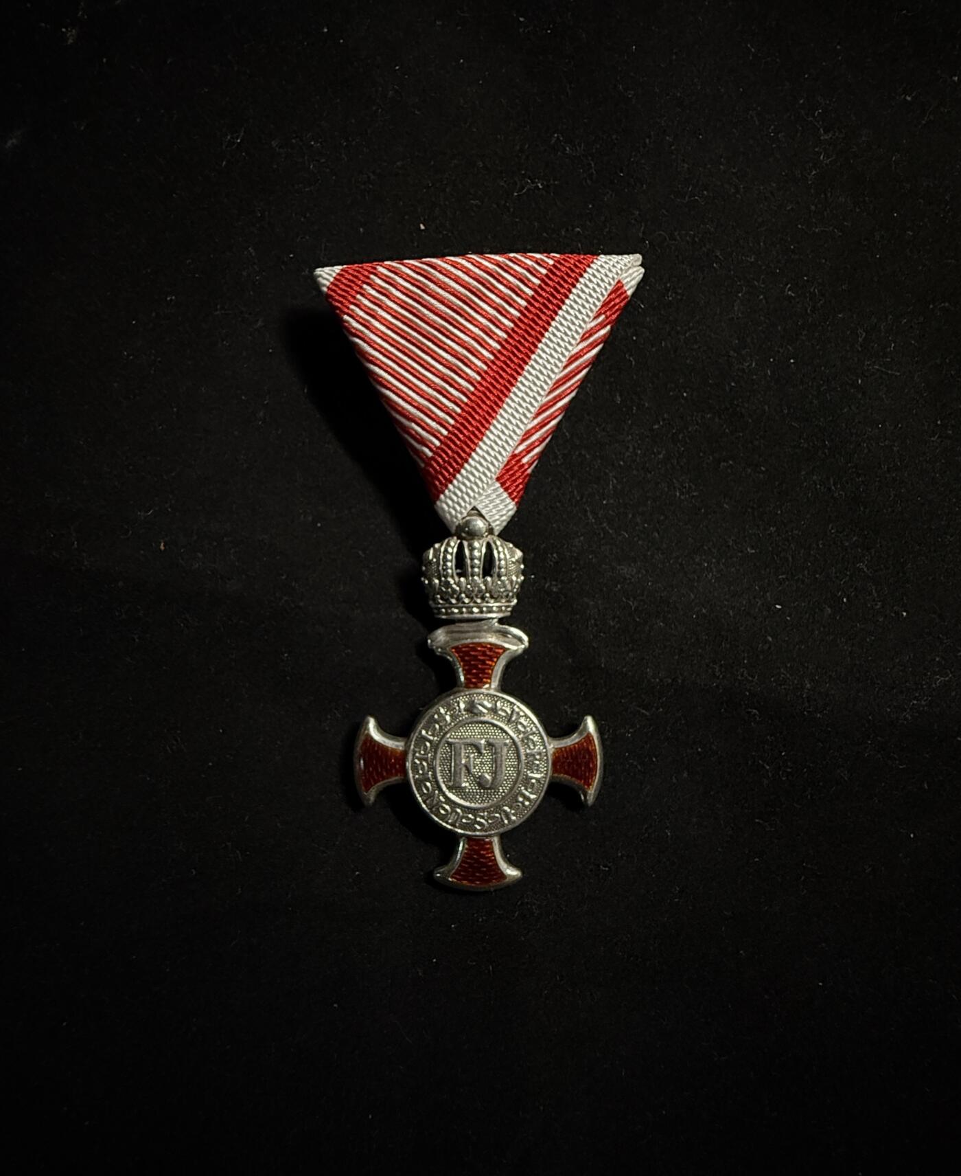 戎马世界章牌大赏第108期 奥匈帝国功勋十字勋章，银制，连接处有修，章体清洗，上挂后配