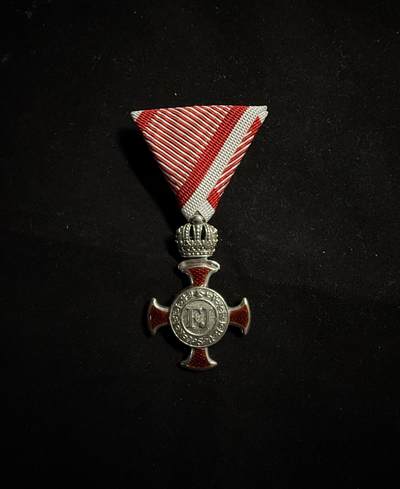 戎马世界章牌大赏第108期 - 奥匈帝国功勋十字勋章，银制，连接处有修，章体清洗，上挂后配