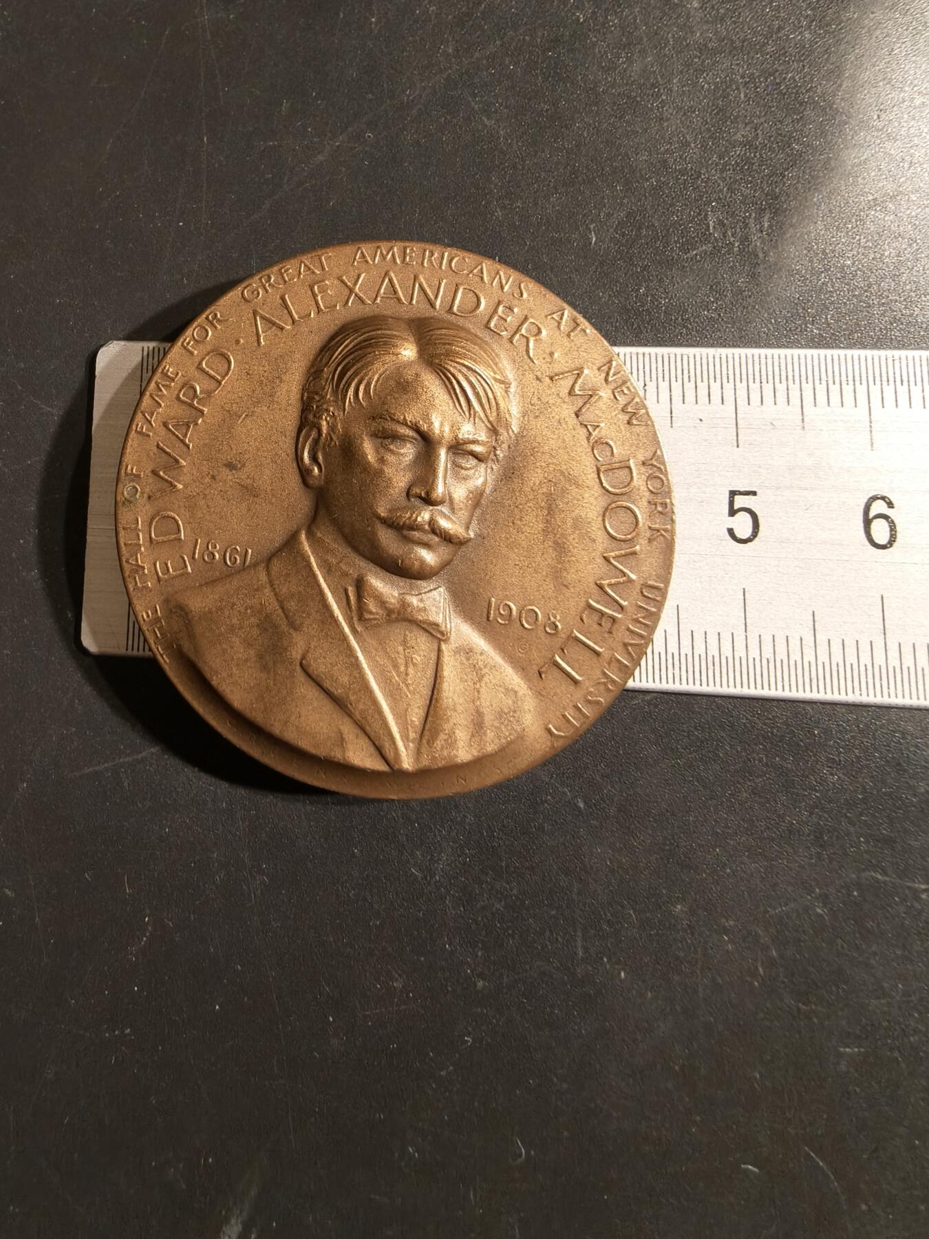 老王徽章第164期  美国著名钢琴家爱德华•麦克道威尔大铜章     直径44mm.    重量54.1g