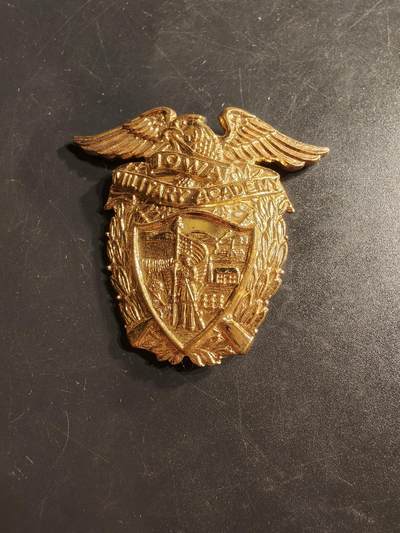 老王徽章第164期 -  美国爱荷华军事学院大檐帽帽徽