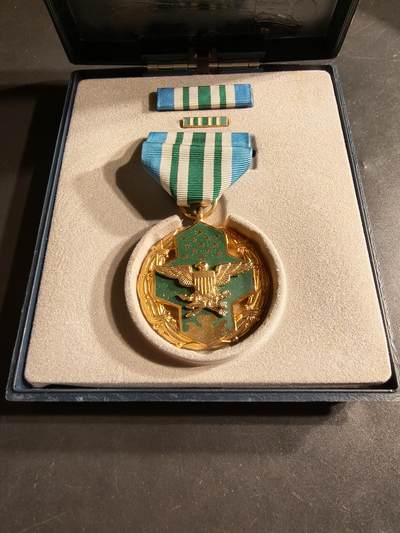 老王徽章第164期 - 美国三军联勤嘉奖奖章     原盒带略和珐琅略 