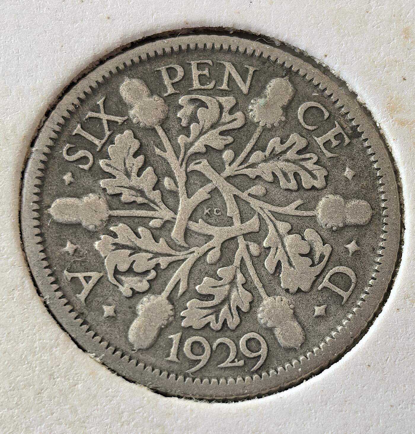 外国优质老铜币银币，周六九点倒数截拍，满百包邮，可寄存半年，喜欢朋友微信扫描二维码可直接参拍 欧洲老藏家纸夹-英国1929年6便士银币